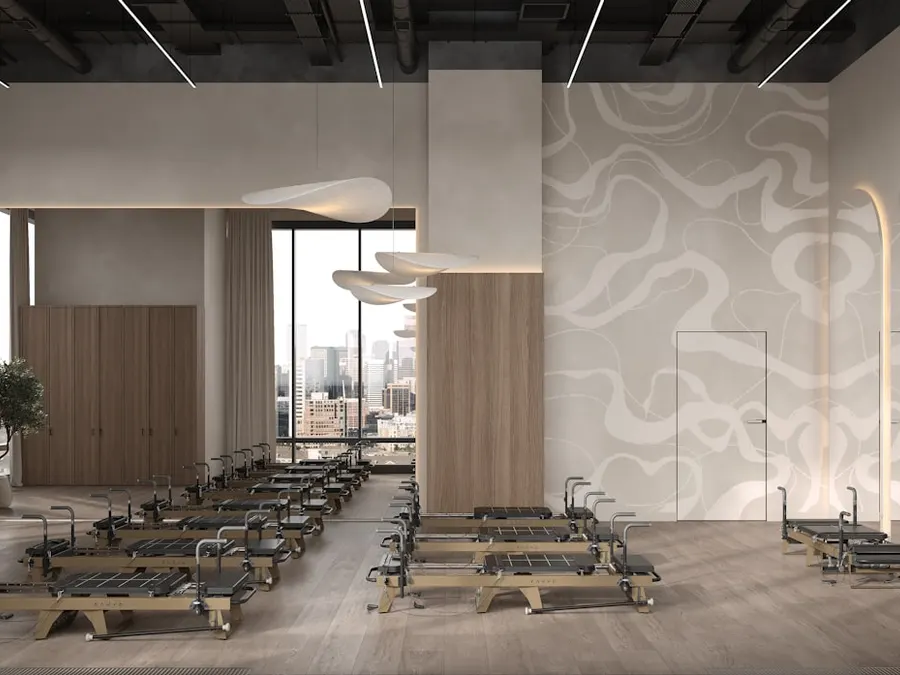 Estúdio de pilates com fileira de reformers