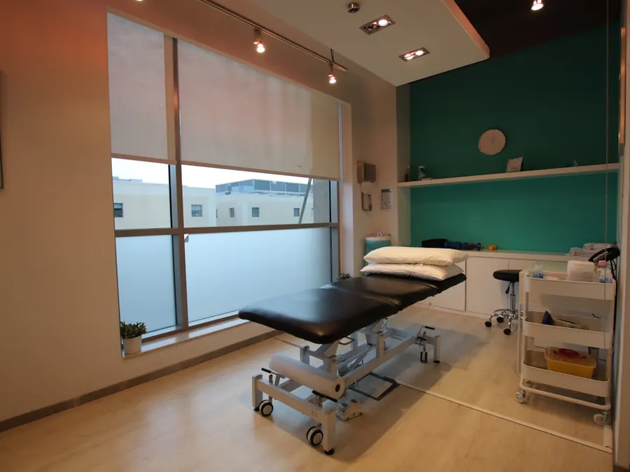 Sala de atendimento individual com maca